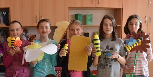 Jednym z pomysłów na powtórne wykorzystanie odpadów było wykonanie zabawek ekologicznych przez dzieci z kl. V i kl. 0.