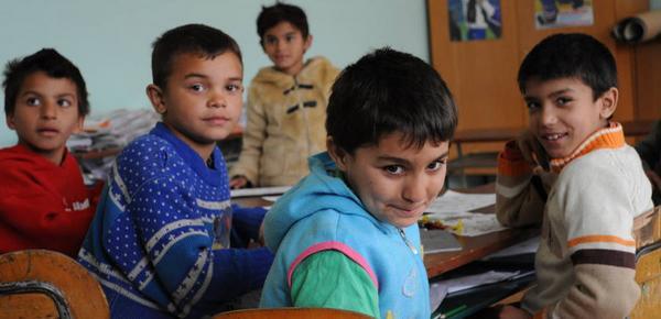 W szkole objęto specjalną opieką dzieci i młodzież romską, mieszkającą w granicach obwodu szkolnego (utworzono oddzielną klasę romską).