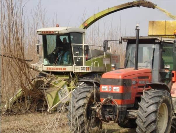 Technologia spalania biomasy w postaci rozdrobnionej i przetworzonej (1) Na rynku kotłów występuje bardzo wiele typów małych kotłów do spalania biomasy rozdrobnionej : -