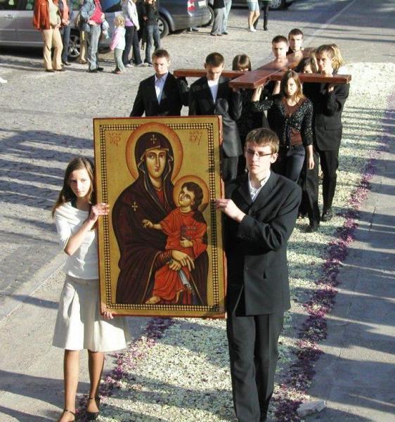 W 2003 roku papież Jan Paweł II podarował młodzieży ikonę, aby niosła ją po świecie razem z Krzyżem ŚDM Współczesna kopia obrazu znajdującego się bazylice poświęconej Maryi Matce Bożej Bazylice Matki