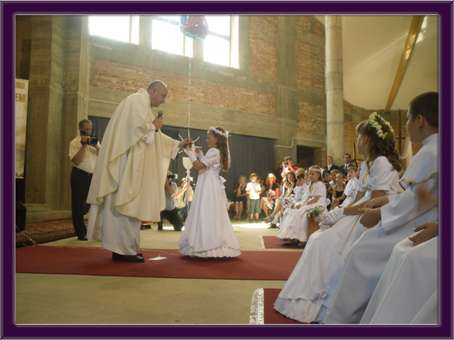 SPRAWOZDANIE Z DZIAŁALNOŚCI PARAFII W ROKU 2011 1. Sprawy sakramentalne a) Nasza wspólnota parafialna liczy około 3800 osób.