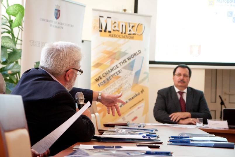 Wręczanie postulatów dyrektorów szkół średnich zainteresowanych wysyłaniem swoich uczniów na studia w Polsce oraz organizacji polonijnych z Europy Radny Bolesław Kosior oraz Poseł Ryszard Terlecki