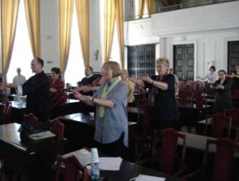 Spotkania z seniorami Fundacja inicjowała spotkania i sympozja skierowane do osób urodzonych wcześniej dotyczące problemów współczesnych seniorów.