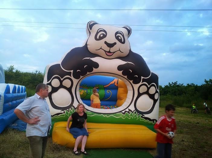 Suchy basen Panda Basen wypełniony piłeczkami z dmuchanym materacem to atrakcja skierowana do małych dzieci.