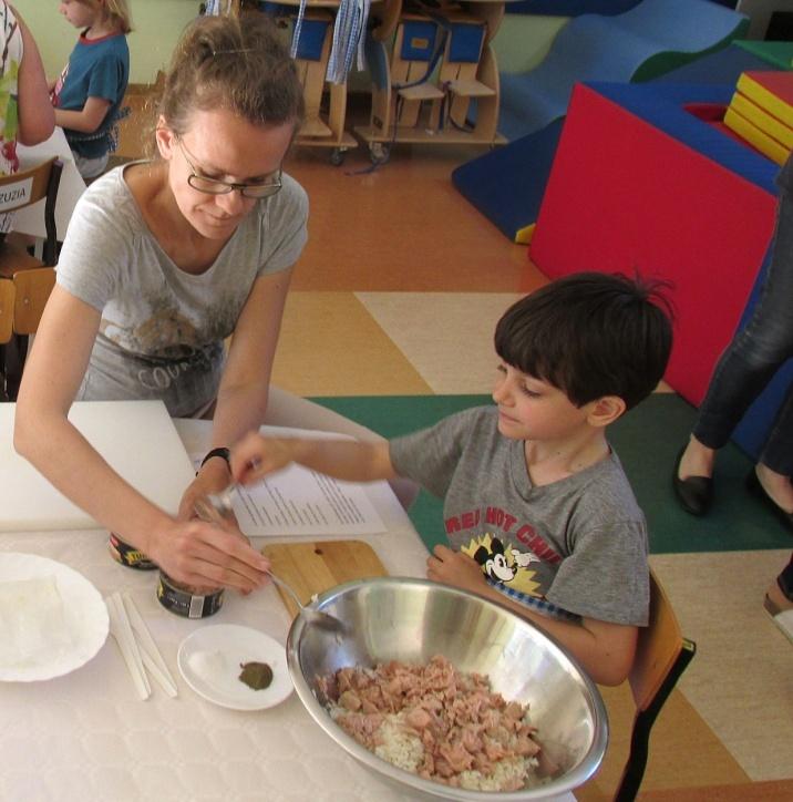 PASTA Z AWOKADO I JAJEK 1 dojrzałe awokado 2 duże jajka sok z cytryny 2 łyżki majonezu lub jogurtu naturalnego sól i pieprz do smaku Jaja gotujemy na twardo studzimy.