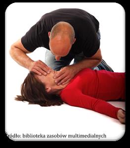 Rysunek 6.7. Schemat postępowania Należy rozeznać sytuację, wezwać pomoc oraz udrożnić drogi oddechowe poszkodowanego. Poszkodowany nie oddycha, nie ma krążenia. Wykonać 30 uciśnięć klatki piersiowej.