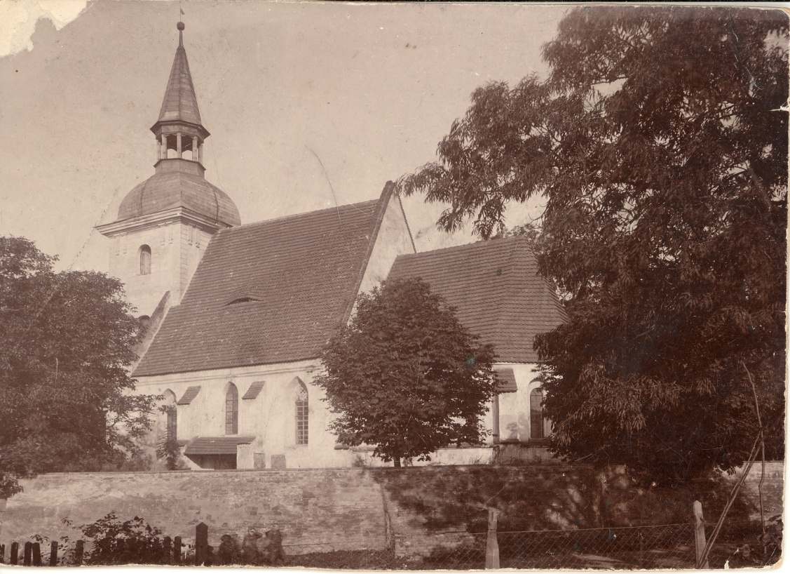 Gotycki kościół pw. Chrystusa Króla w Zielęcicach (zdjęcie po lewej), wzmiankowany był już w 1305 r. Zbudowany w początkach XV w. po zniszczeniach ostatniej wojny został gruntownie odbudowany.