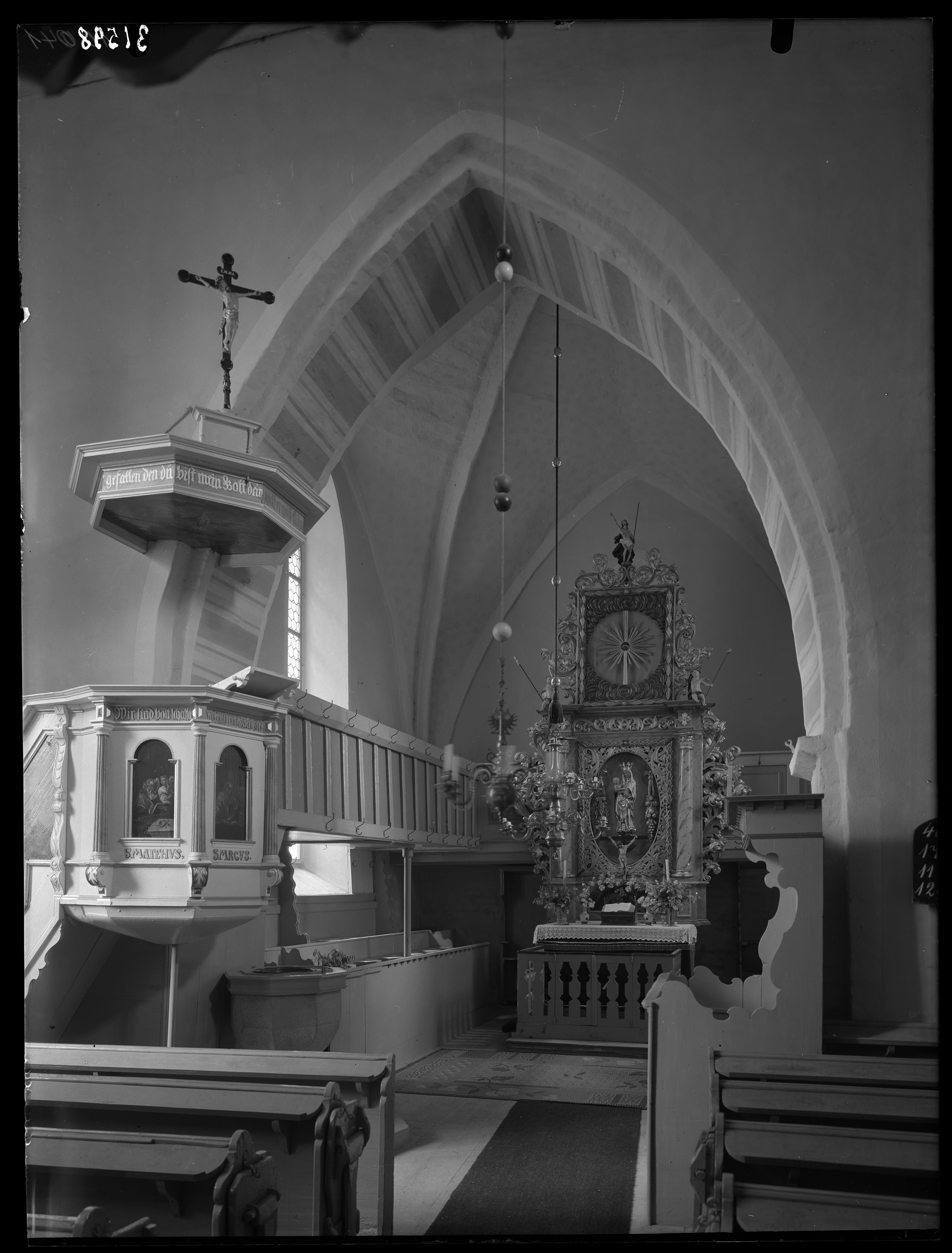 W świątyniach w Strzelnikach i Pogorzeli znajdują się odkryte i odrestaurowane polichromie. W kościołach w Czeskiej Wsi i Gierszowicach (na zdjęciu poniżej) pochodzące z XV w.