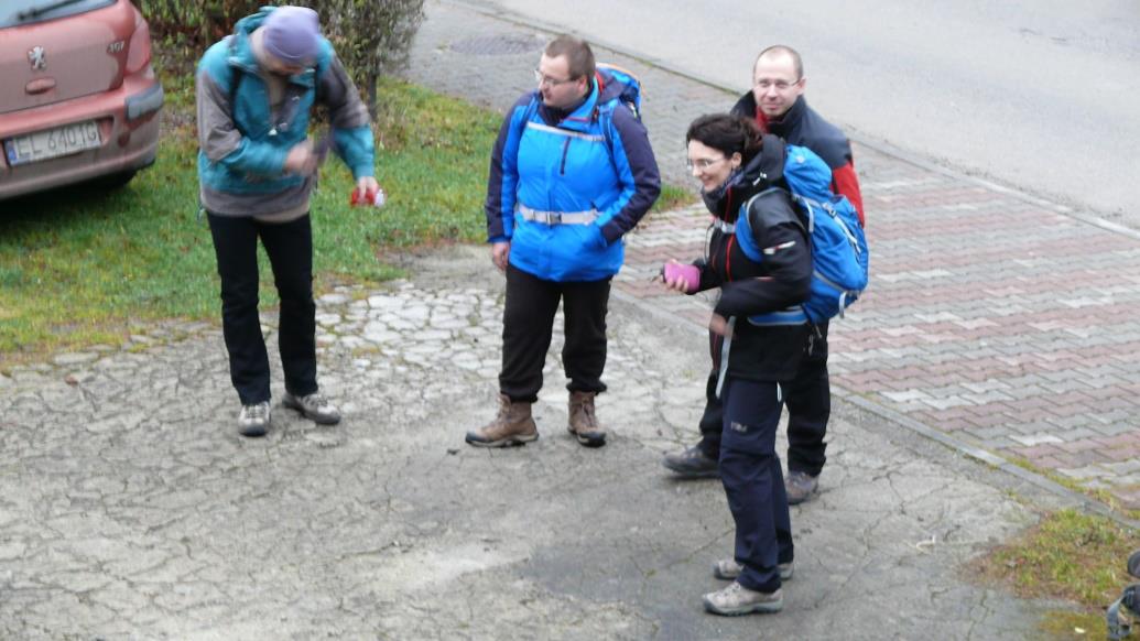 Przygotowania do wymarszu Przed Chatką pod Kwiatkiem (fot.