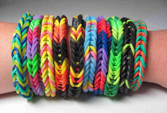Strona13 Od pewnego czasu w naszej szkole zawitała nowa moda. Dziewczęta oraz chłopcy zaczynają nosić kolorowe bransoletki, które nazywają się Loom Bands. Są one robione z malutkich gumek recepturek.