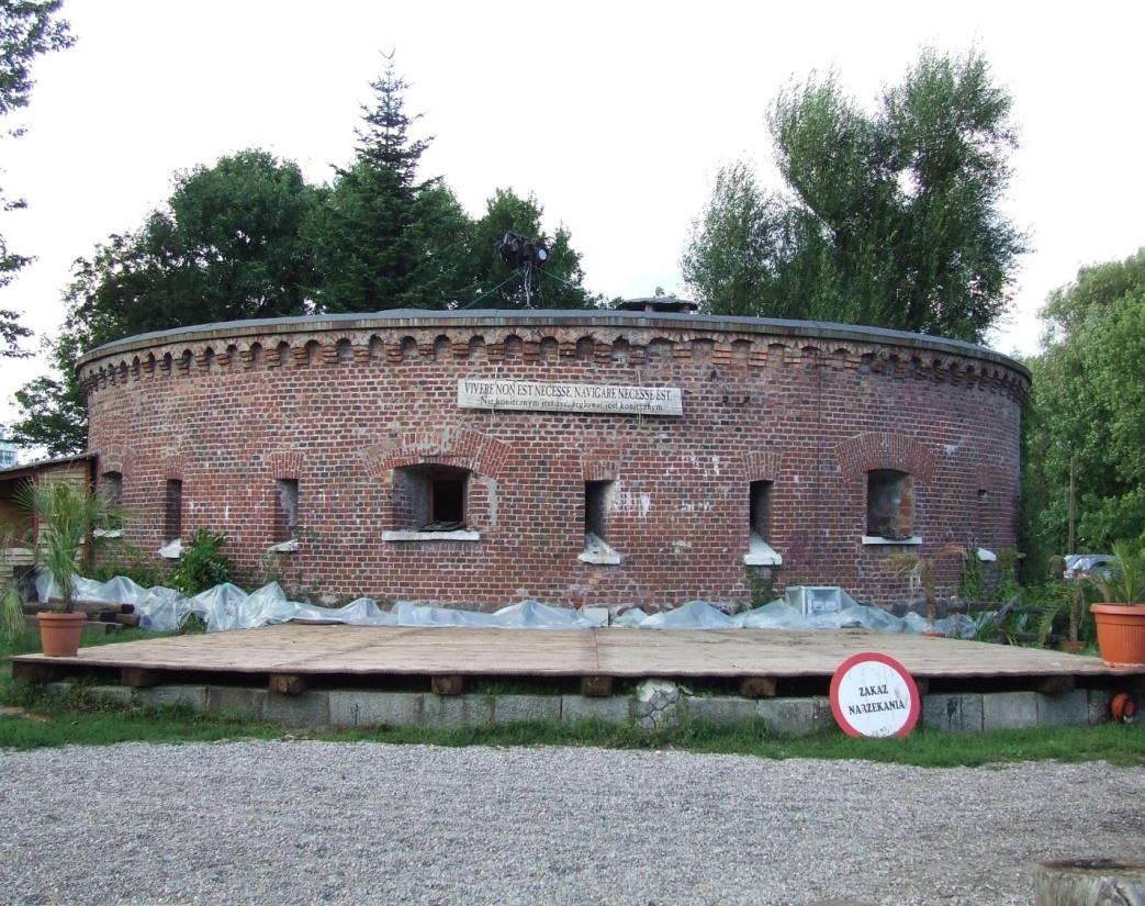 Muzeum Oręża Polskiego w Kołobrzegu Flaga na maszt Reduta Solna - Harcerski Ośrodek Morski Powstała w latach 1832-1836.