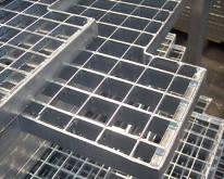 Fabrication capabilities PLATFORM GRATINGS DIVISION IN SIEDLCE welded gratings press locked gratings Total capacity: 2 500 tons monthly PROTECTIVE COATS DIVISION IN