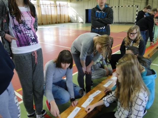 Podsumowaniem tygodnia były konkurencje na hali gimnastycznej szkoły.