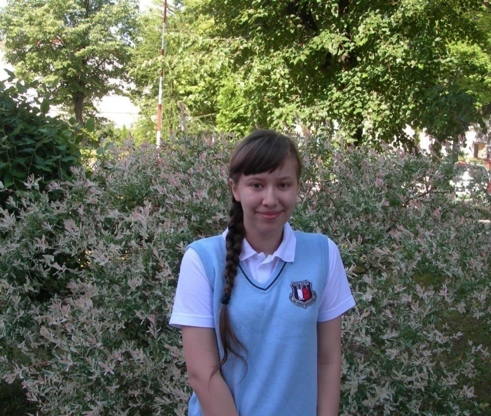 Codzienny strój szkolny dla dziewczynki składa się z błękitnej kamizelki z