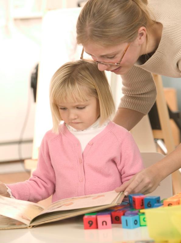 Okiem przedszkolaka W czym kobiety są lepsze od mężczyzn? Kobieta może lepiej miksowad mikserem. Mama moja lepiej mieli. Mama lepiej pali w piecu.