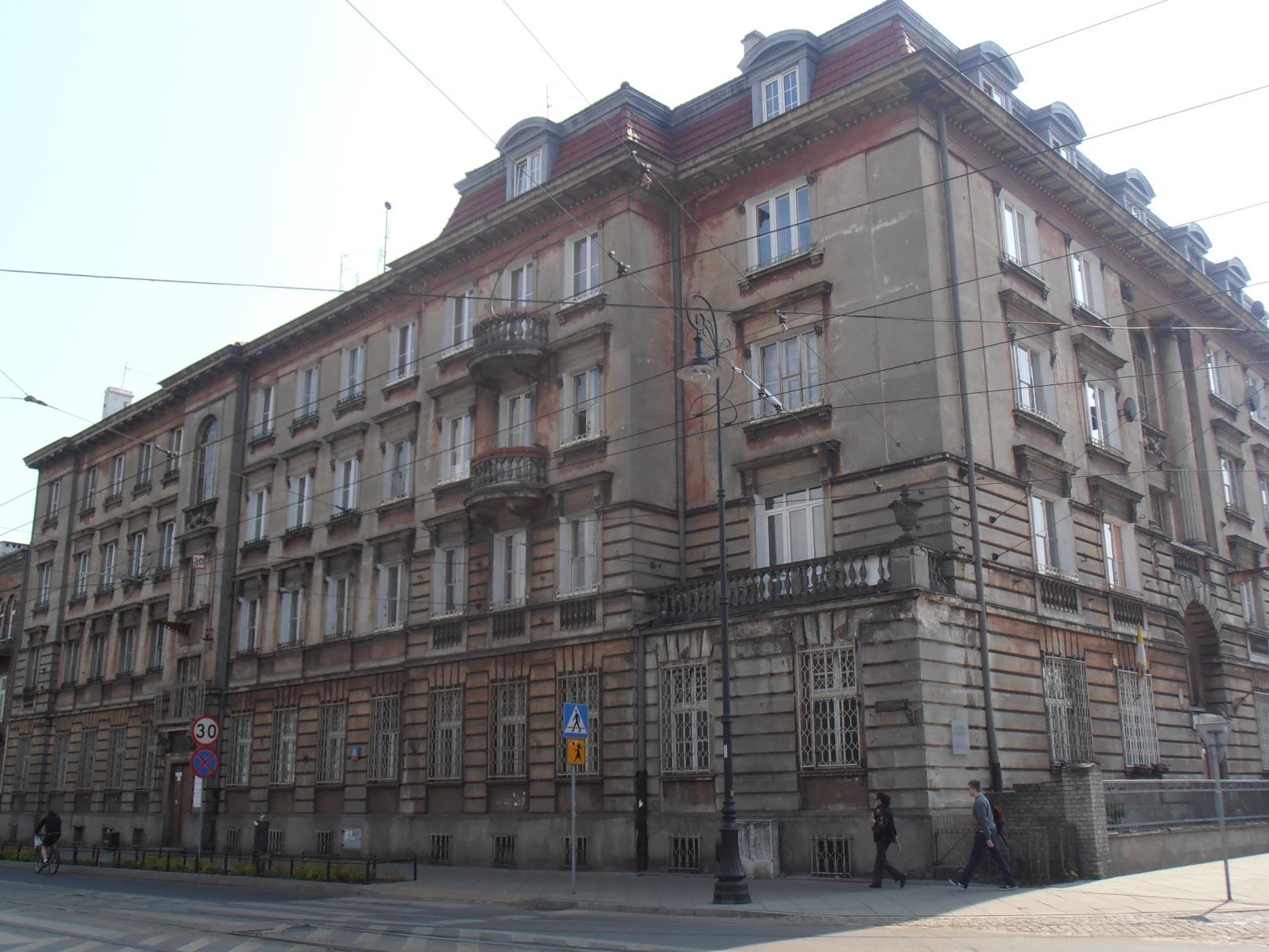 Budynek przy ulicy Kawęczyńskiej 16 został zbudowany w dwudziestoleciu międzywojennym dla pracowników warszawskich