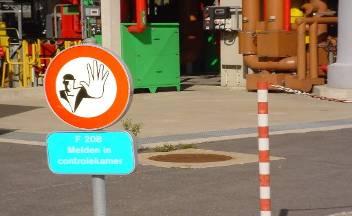 W strefie bezpieczeństwa (strefie wybuchu), oznaczonej czerwono-białymi słupkami i łańcuchami istnieje