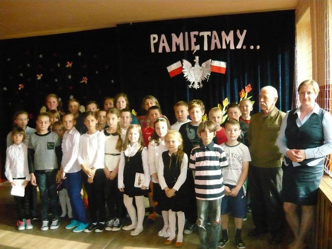 zachęcamy uczniów do wyrażania uczuć patriotycznych, a także do