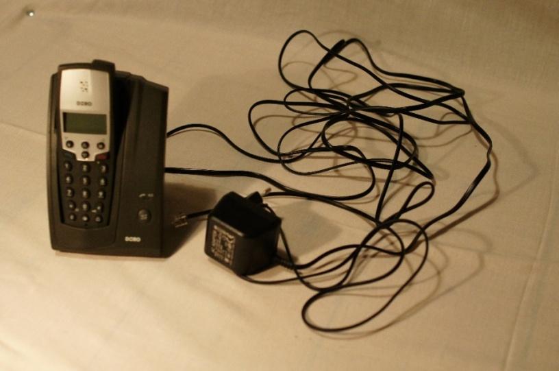 16. Aparat telefoniczny bez sznurowego Systemu CT1 o nazwie DORO 1600 Projektant/Firma: DORO Rok i miejsce produkcji: 2002 r.
