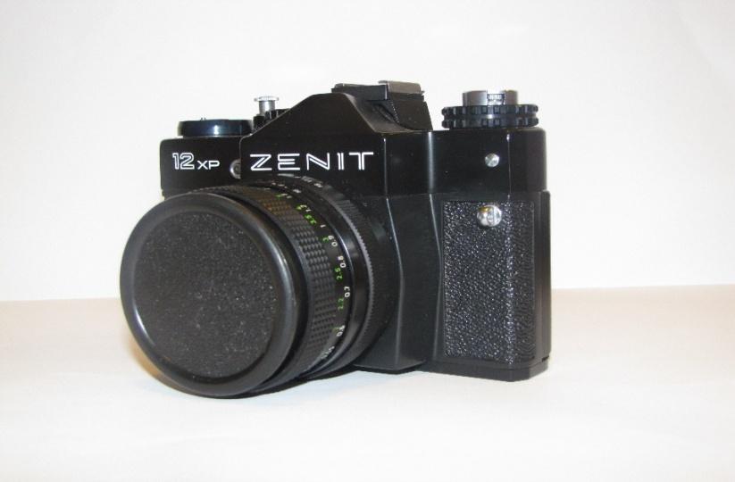 27. Zenit 12xp Projektant/Firma: KMZ Rok i miejsce produkcji: 1982-1992 r.; Krasnogorsk/ZSRR Aparat fotograficzny Zenit 12xp produkowany był w latach 1983-1992.