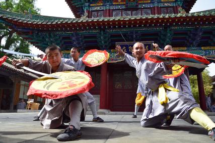 3 DZIEO 4, SZANGHAJ ŚNIADANIE, KOLACJA, 90 minutowa sesja jogi przed śniadaniem Rano udamy się do Yuyuan Garden by zwiedzid klasyczny chioski ogród.