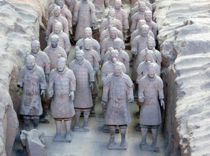 4 DZIEO 7, LUOYANG, XI AN ŚNIADANIE, KOLACJA, 90 minutowa sesja jogi przed śniadaniem Po śniadaniu, udamy się na obrzeża Luoyang aby podziwiad Jaskinie Dziesięciu Tysięcy Buddów.