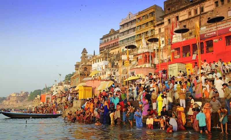 Powrót do hotelu na śniadanie. Następnie wykwaterowanie i przejazd do Delhi. Zakwaterowanie w hotelu w Delhi.