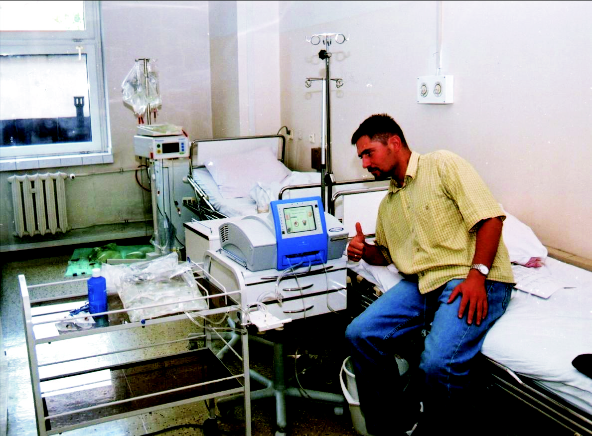 Dialytic room in the new building with modern equipment. Rycina 17 Uroczyste otwarcie nowej Stacji Dializ w 1998 roku. W ród Go ci od lewej Prof. Magdalena Hanicka, Ks.