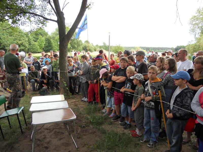 Dzień Dziecka 2011 z Kołem PZW w Suchedniowie Zabawa z wędką pod tą nazwą kryje się rokrocznie organizowana impreza dla najmłodszego pokolenia wędkarzy w naszym mieście, z okazji Dnia Dziecka.
