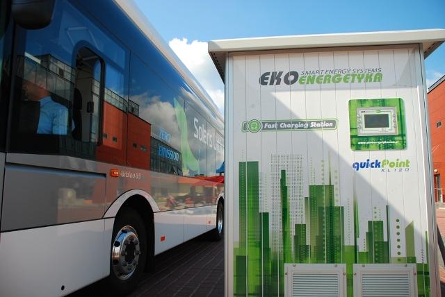 Rynek pojazdów elektrycznych w Polsce i Europie z wykorzystaniem produktów firm Ekoenergetyka oraz Galactico.pl Bartosz Kubik Ekoenergetyka-Polska sp. z o.o. Doświadczenia z wdrożeń infrastruktury ładowania na terenie Polski oraz Europy Ekoenergetyka Polska sp.