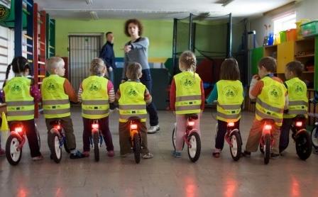 Działania edukacyjne kampanie edukacyjne promujące bezpieczną jazdę na rowerze (regionalne i lokalne) skierowane m.in.