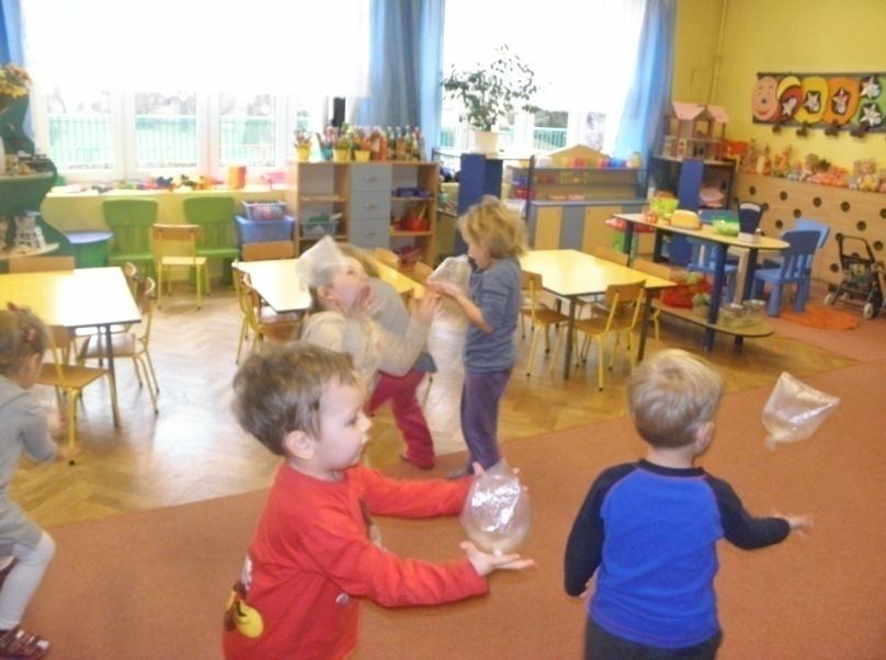 Spadające krople - zabawa ruchowa.
