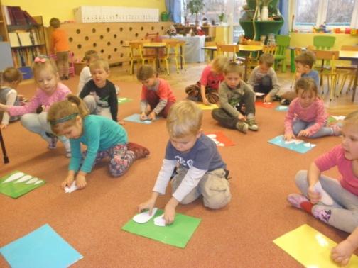 Małe i duże krople - zabawa matematyczna.