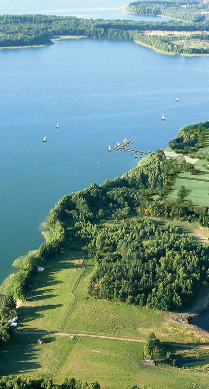 Teren pod zabudowę położony jest na terenie Drawskiego Parku Krajobrazowego oraz w obszarze Natura 2000, nad jeziorem Siecino. Wody jeziora zaliczane są do pierwszej klasy czystości.