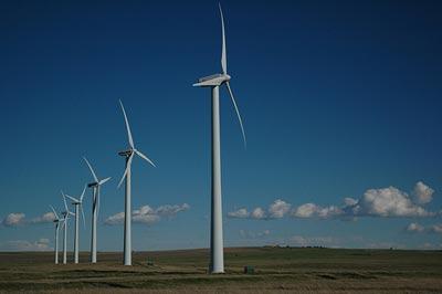 Energia wiatru Zalety: oszczędność paliw naturalnych niezanieczyszczanie środowiska spalinami i pyłami dostęp do darmowego nośnika energii nowe miejsca pracy (1000MW ~ 5000-7000 miejsc