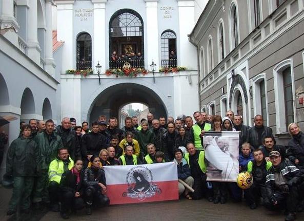 Niedziela. Dziś dwa bardzo ważne miejsca - cmentarz na Rossie i nasz najważniejszy cel, czyli Ostra Brama.