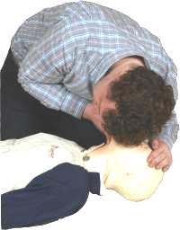 Udrożnij drogi oddechowe (A airway) osoby poszkodowanej. Połóż jedną rękę na czole poszkodowanego i delikatnie odegnij jego głowę do tyłu.