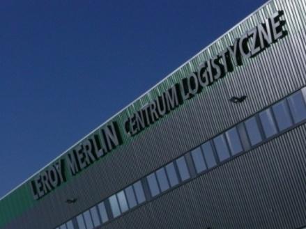 Leroy Merlin zakres projektu Dostawy typu cross-docking przez Centrum Logistyczne. DOSTAWCA SKLEP LEROY MERLIN 1. PRZYJMUJE ZAMÓWIENIE 2. PAKUJE PRODUKTY W OPAKOWANIA LOGISTYCZNE 3.