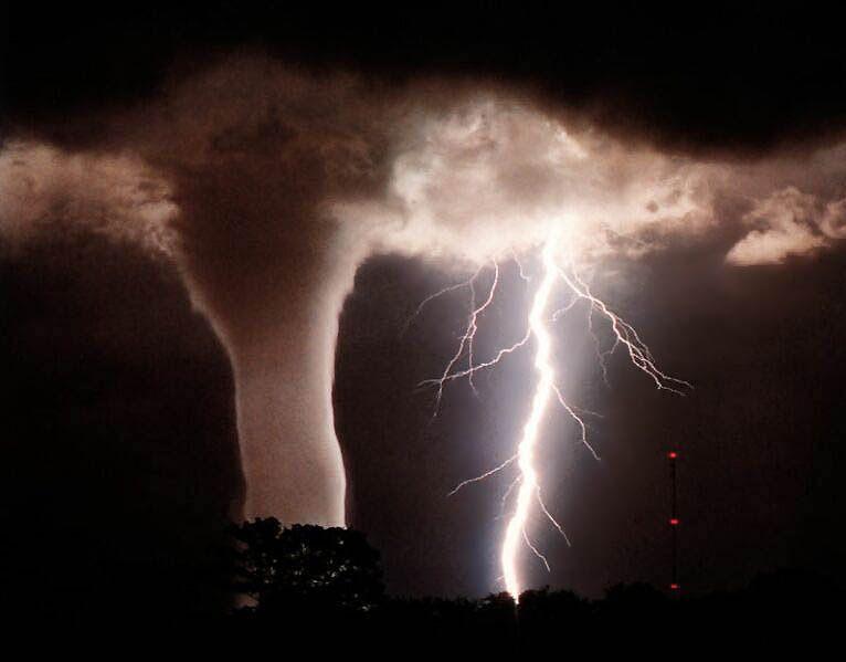 Tornado Tornado jest najgwałtowniejszym i najbardziej niszczycielskim wirem powietrznym, postaje w Ameryce