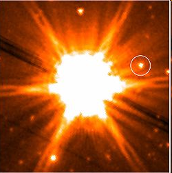 Brązowy karzeł Brązowy karzeł obiekt gwiazdopodobny o masie zbyt małej (poniżej 8% masy Słońca - 80 mas Jowisza), by mogły zachodzić w nim reakcje przemiany wodoru w hel, które są głównym źródłem