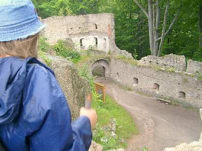 datowane są na VII wiek/. Niedaleko stamtąd znajduje się wzgórze o nazwie Sokolik /642 m/ z licznymi granitowymi skałkami będącymi rajem dla wspinaczy.