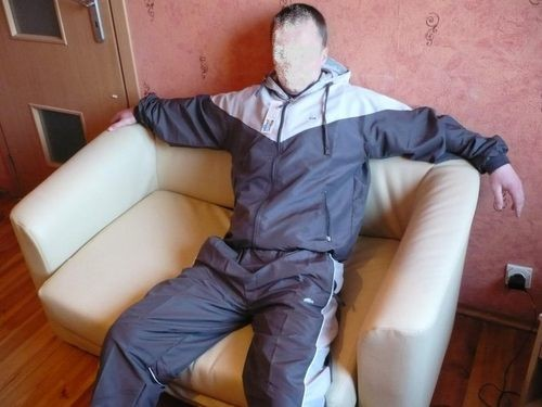 stara się trzymać nienaganną postawę. Rysunek 11 (zaczerpnięty z [23]) przedstawia, łatwość określenia pewnych przynależności do grup społecznych. Rysunek 10. Pozycja społeczna [22]. Rysunek 11. Pozycja społeczna [23].