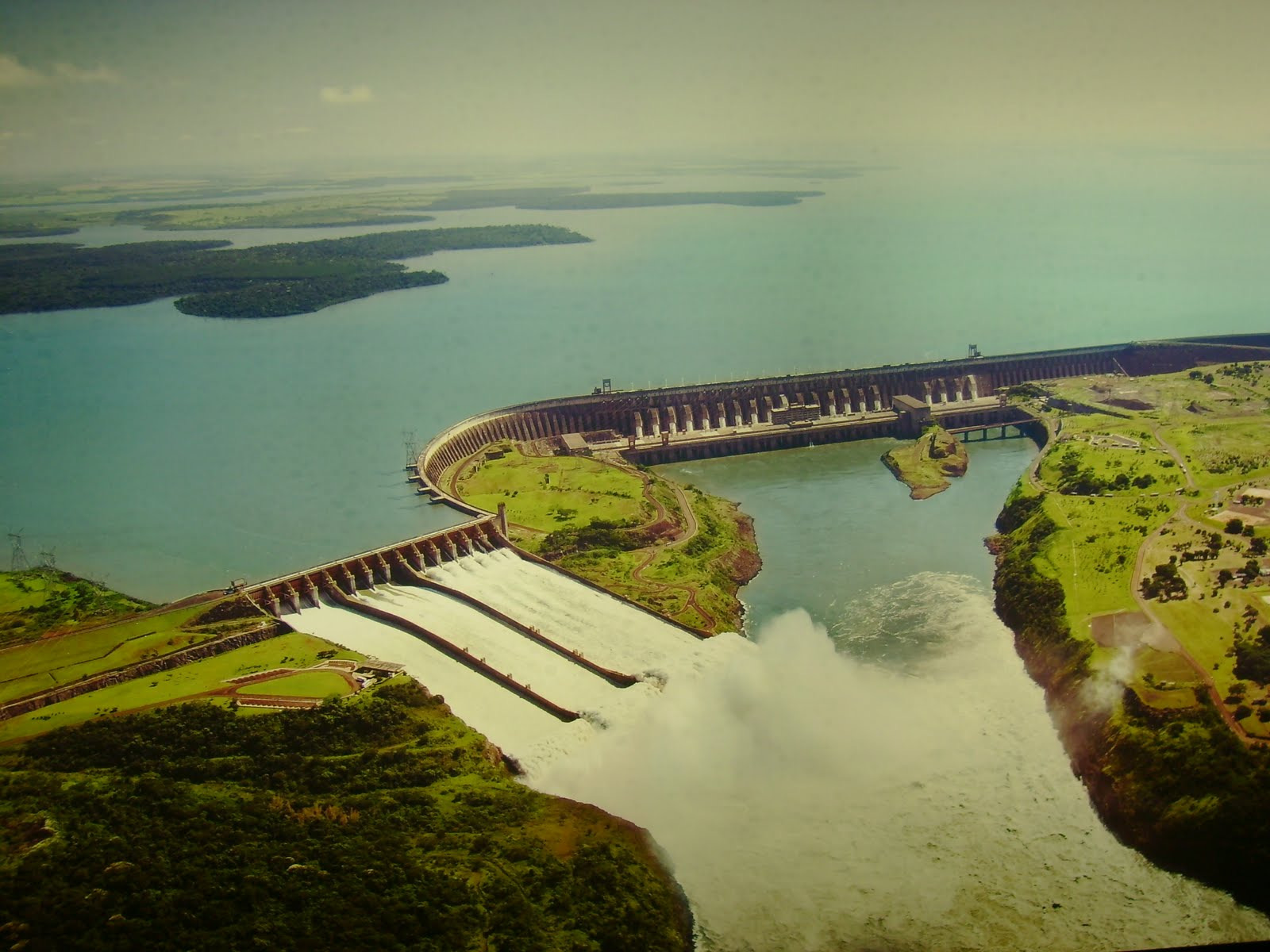 Energetyka wodna Zapora Itaipu na rzece Parana