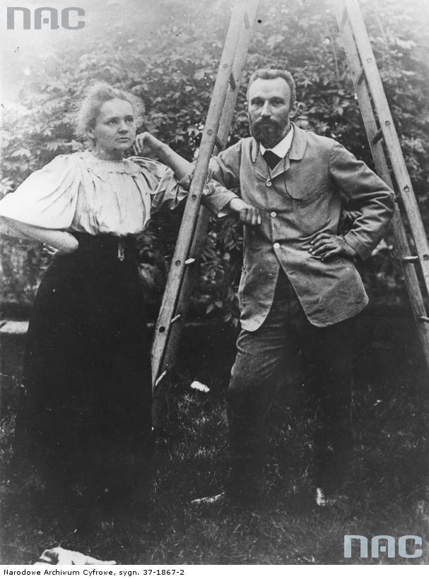 W Paryżu poznała przyszłego męża i wspólpracownika Piotra Curie.