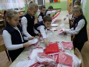 PATRIOTYCZNIE Z SKO: SPRZEDAŻ FLAG NARODOWYCH I CHORĄGIEWEK Przed Świętem Odzyskania Niepodległości w sklepiku były sprzedawane chorągiewki wykonane przez członków SKO z klasy czwartej i piątej, a