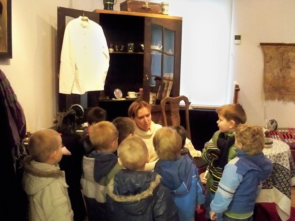 Pdczas tych zajęć dzieci pznają zasady funkcjnwania Muzeum, spsbów grmadzenia ekspnatów raz ich katalgwania, aby samdzielnie dknać charakterystyki muzealiów lub ich replik.