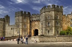 INFORMACJE OGÓLNE Pałac Buckingham Zamek w Windsorze a)wyspy Brytyjskie składają się z dwóch wysp: - Brytanii - Irlandii b)wielka Brytania składa się z trzech krajów: - Anglii - Szkocji - Walii c)