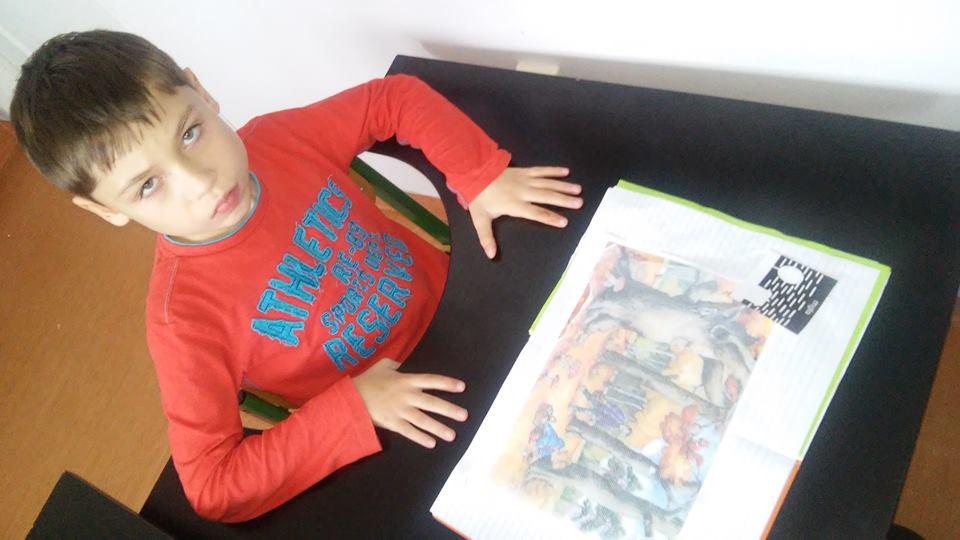 pracować przy stoliku.