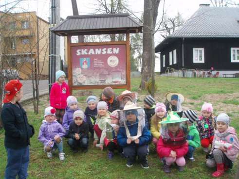 Skansen pszczeli Dzięki aktywnej współpracy z lokalnym pszczelarzami w ogrodzie