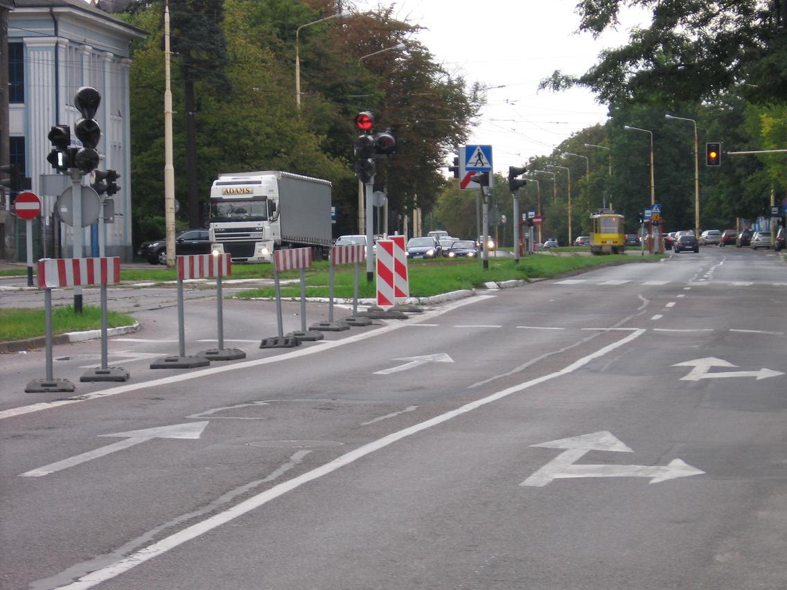 Niskobudżetowe działania możliwe do realizacji równolegle z prowadzonymi analizami planistycznymi Priorytet dla tramwajów w miejskim ruchu ulicznym konieczność przeprogramowania sygnalizacji
